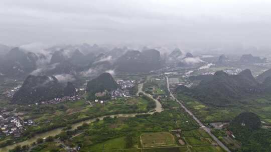 云雾缭绕的山间河流风景