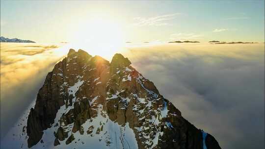 日照金山雪山日出云海唯美早晨清晨风景风光