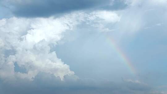 彩虹云朵延时天空蓝天白云风景天气雨后天空