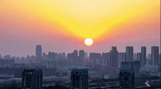 夕阳下的城市建筑群鸟瞰全景