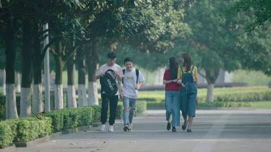 学生行行走在上课路上