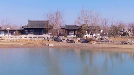 湖边的中国传统庭院建筑，亭台楼阁