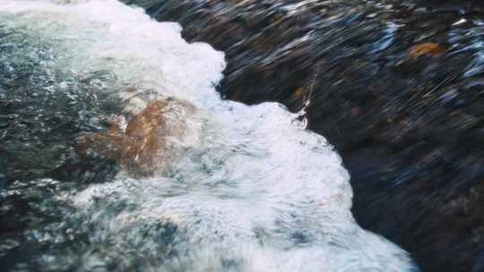 石间流动的清澈溪水视频素材模板下载