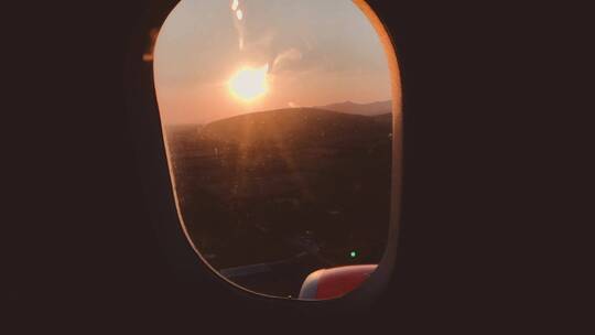 飞机窗口下的日落