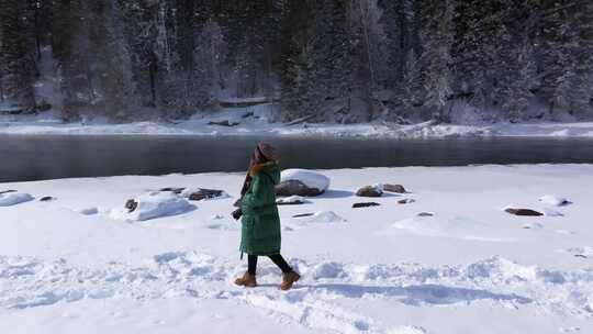 航拍新疆阿勒泰冬季喀纳斯游客在雪地上游玩