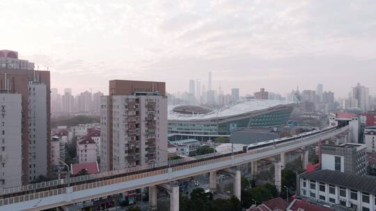 上海地铁三号线虹口站外景带城市剪影