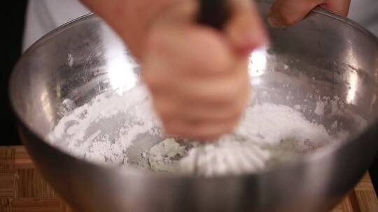打蛋器搅拌蛋糕奶油面糊做西点视频素材模板下载