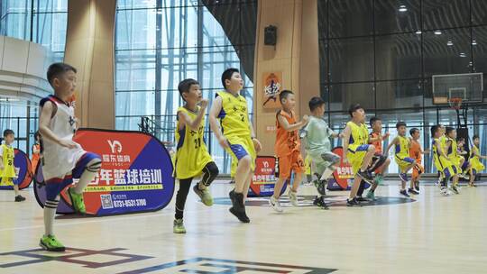 小孩子们在篮球场体能训练-篮球兴趣班