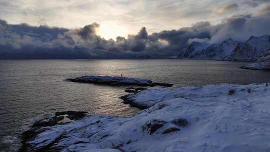 挪威罗弗敦群岛北极圈雷纳冬季雪景高空航拍