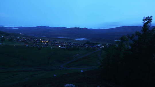 凌晨山谷里的蓝色村落