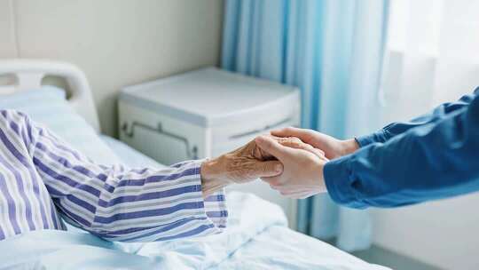 医护人员关怀老年住院病人的互动瞬间