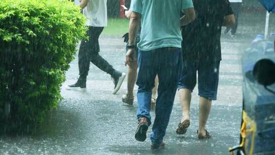 下雨天行人在雨中行走脚步慢镜头视频素材