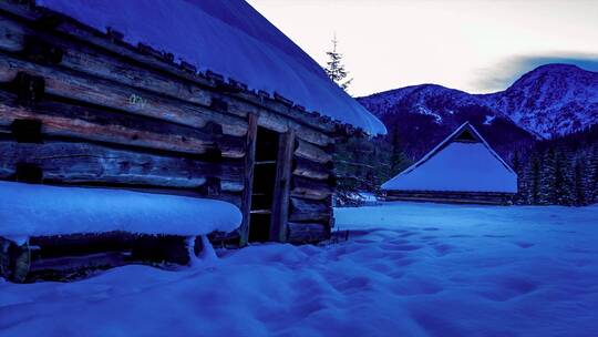 大雪后老家乡的小木屋 雪山