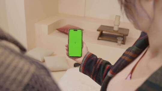 4K绿幕抠像抠图玩手机模特绿屏跟踪