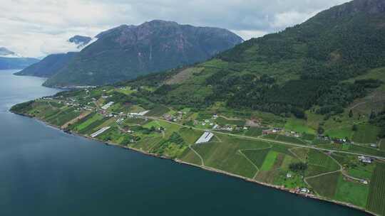 树木，湖泊，房屋，河流