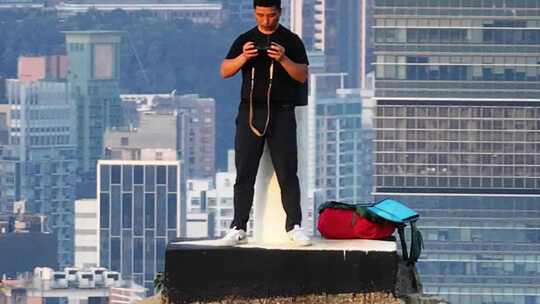 站在香港宝马山顶的中年男人