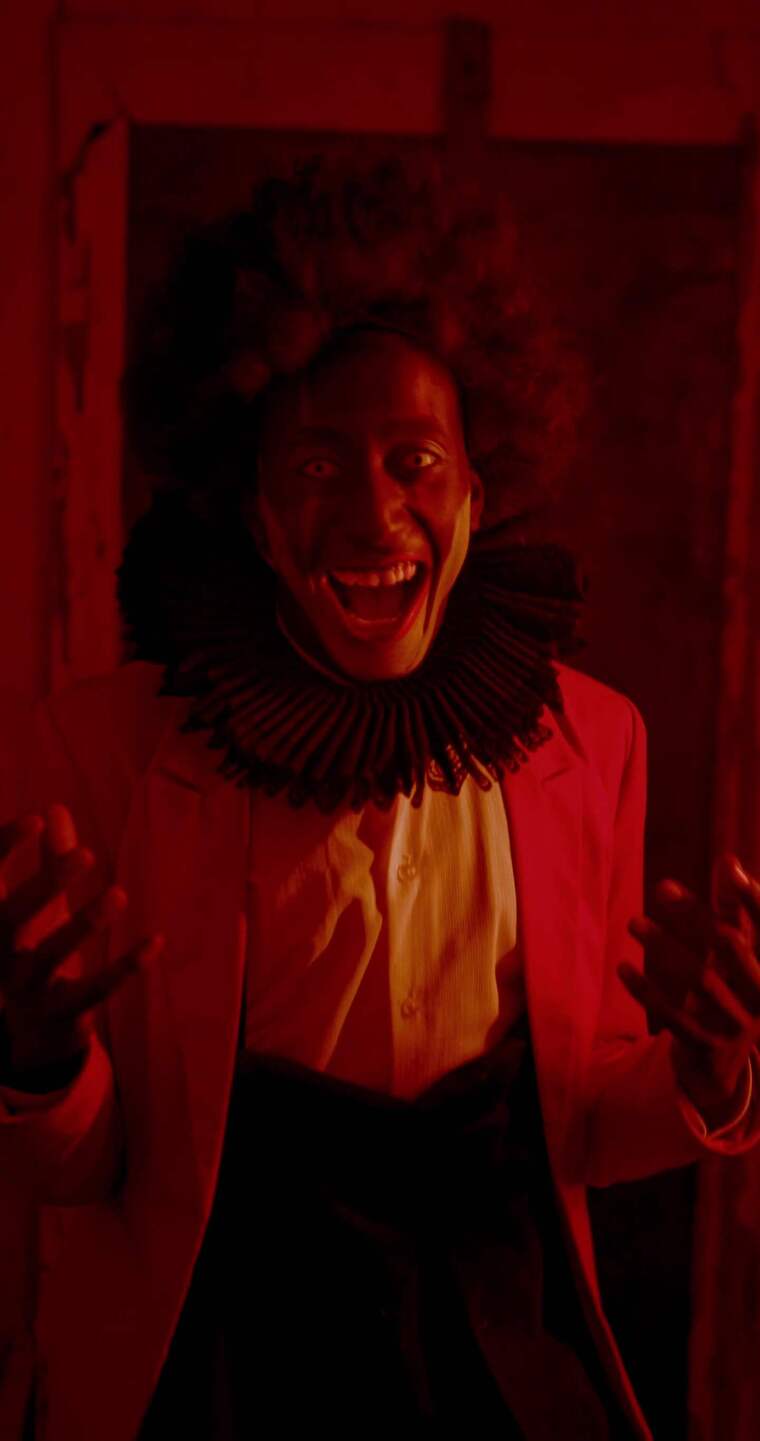 令人毛骨悚然的小丑笑着看着镜头