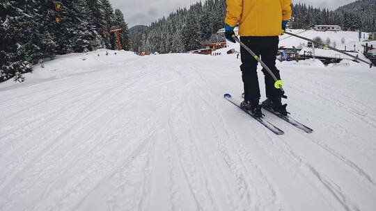 滑雪道上滑雪的人视频素材模板下载