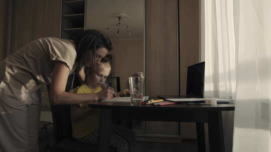 小女孩在家和妈妈一起做作业视频素材模板下载