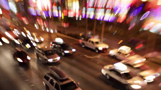夜幕下行驶在马路上的汽车视频素材模板下载