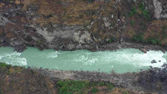 虎跳峡大峡谷河流溪流高山航拍