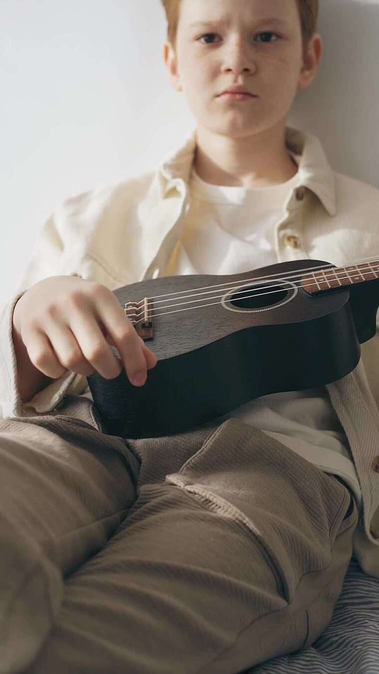 男孩玩尤克里里