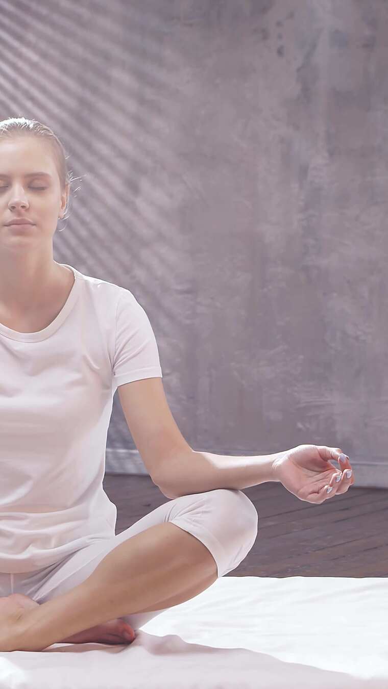 年轻女性在时尚简约的环境中冥想保健瑜伽的