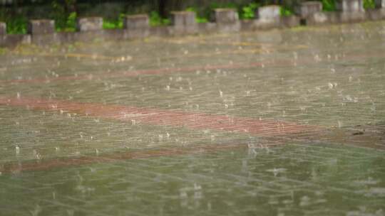 雨滴在滴答滴答