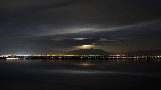 延时拍摄 夜晚大海城市上空飘动的白云