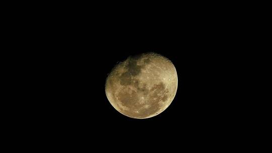 黑色背景自转中的月球