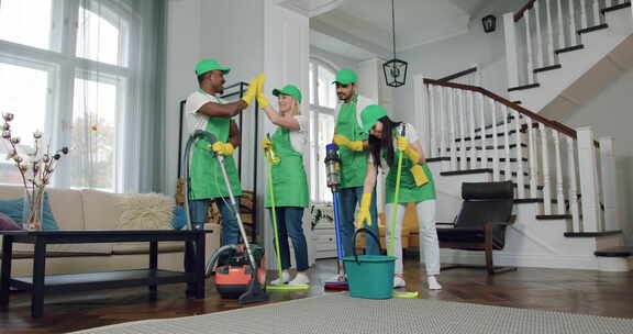 清洁工的人队男女完成了清理客户公寓的联合
