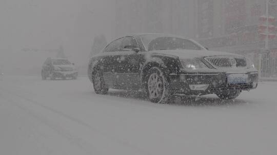 大雪天气行驶的汽车slog
