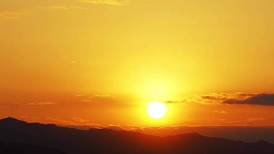 山上日落延时傍晚夕阳橙色天空阳光山峰太阳