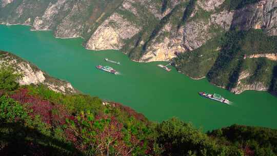 船舶行驶在风光秀丽的长江三峡巫峡