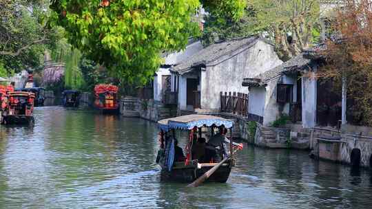 江南水乡河道乘船景象