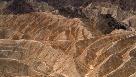 无人机航拍沙漠中光秃秃的山脉