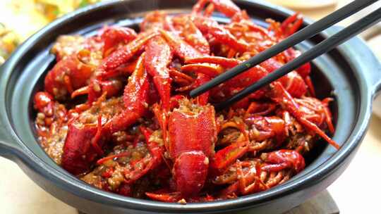 吃小龙虾 从锅里夹起小龙虾 小龙虾素材