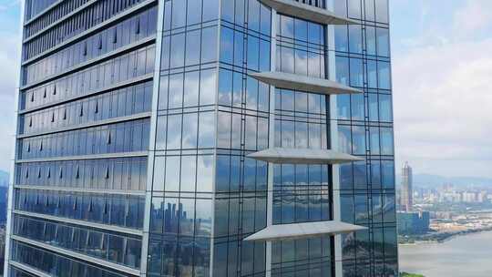 城市高层写字楼玻璃窗户外墙壁特写航拍视频素材模板下载