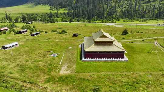 翻越高山看见寺庙川西草原上的寺庙