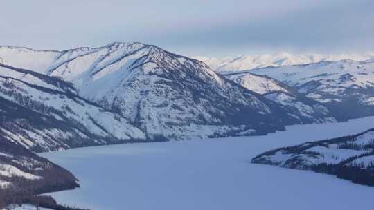 航拍新疆冬季喀纳斯河流晨雾雪山森林雪景