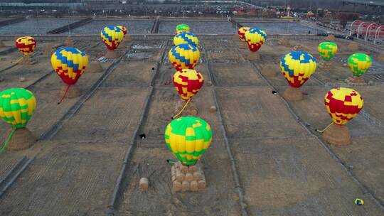 航拍太原稻田公园热气球群直线推进
