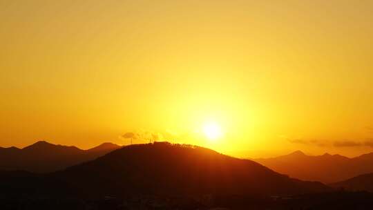 傍晚山峰日落延时唯美夕阳乡村黄昏天空晚霞