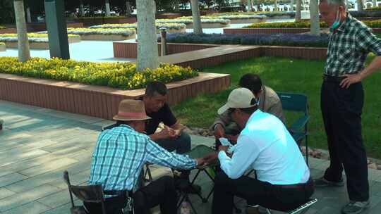 退休老男人在公园里打牌娱乐3