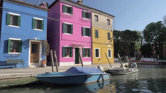 水边的彩色房子和游艇
