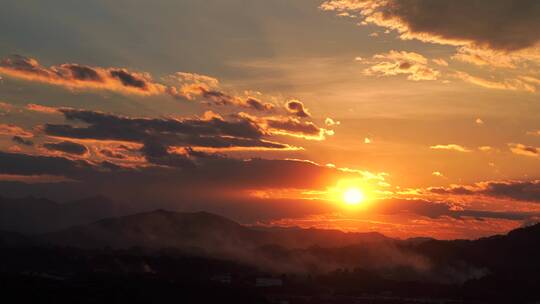 群山日落延时唯美乡村夕阳黄昏傍晚天空云朵