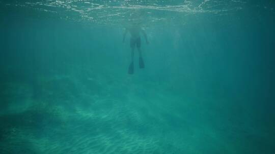 男性在海洋里浮潜