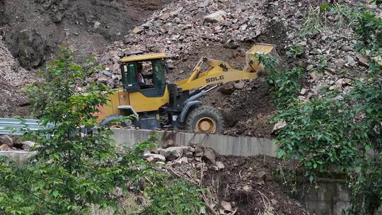 雨季泥水流塌方路段工程车抢修