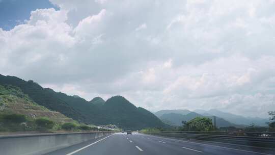 晴朗天气高速公路行车视频车内视角