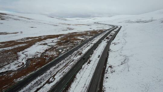 青海玉树共玉高速雪原公路自然风光