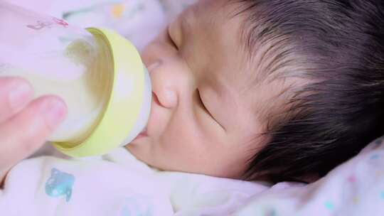 婴儿喝奶【商用需购买企业授权】